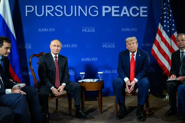 Donald Trump et Vladimir Poutine au sommet d'Anchorage, le 15 août 2025.
