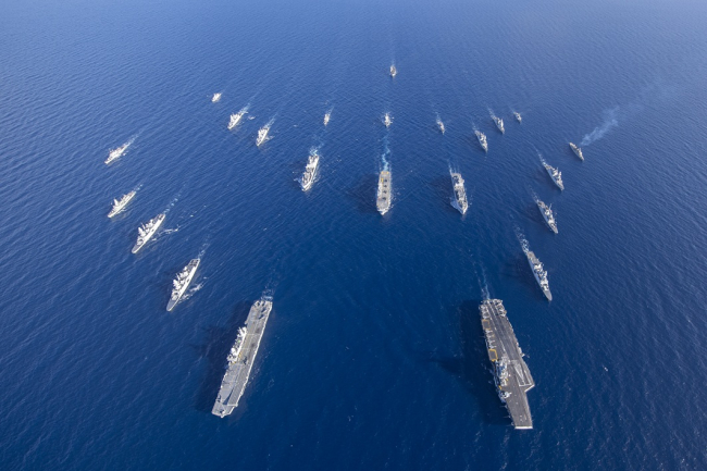 Task force navale internationale incluant le groupe aéronaval français durant l'exercice italien de préparation opérationnelle de haute intensité MARE APERTO 24.1.