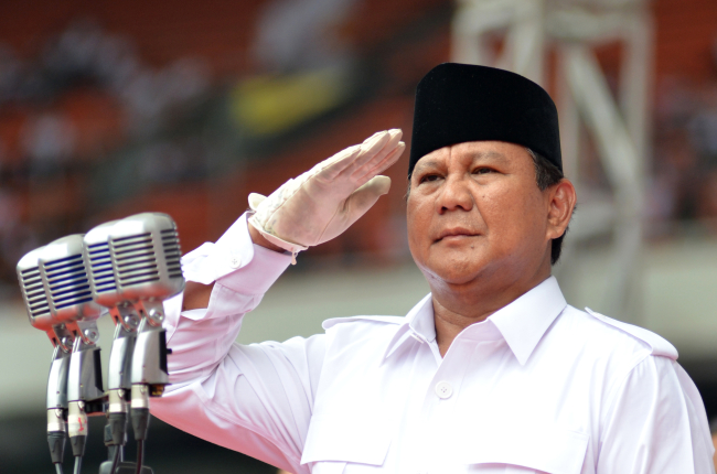 Le président du parti Prabowo salue lors de la grande campagne électorale au stade Gelora Bung Karno, à Jakarta, dimanche 23 mars 2014.