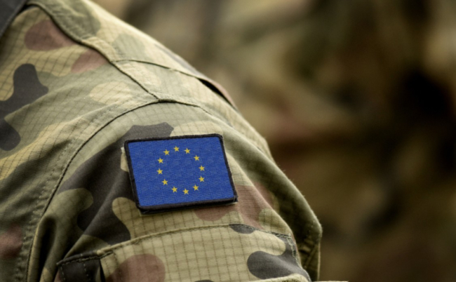 Le drapeau de l'Europe en uniforme militaire