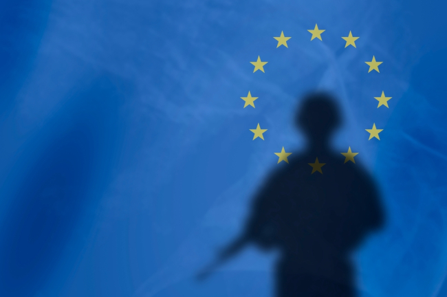L'ombre d'un soldat sur fond de drapeau de l'Union européenne