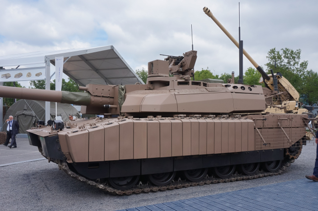 Paris Nord Villepinte, France - 21 juin 2024 - Le char de combat principal Leclerc XLR amélioré de l'armée française, présenté par son fabricant Nexter (groupe KNDS) à l'Eurosatory International Arms Fair (vue latérale)