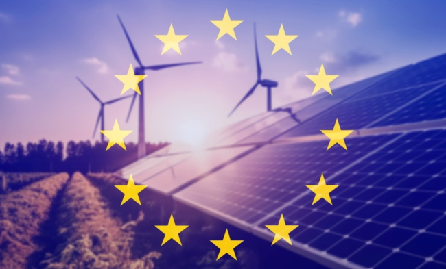 Drapeau de l'Union européenne et panneaux solaires