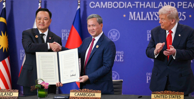 Le Premier ministre thaïlandais Anutin Charnvirakul et le Premier ministre cambodgien Hun Manet, et Donald Trump lors de la cérémonie de signature de la paix en Malaisie, le 26 octobre 2025.