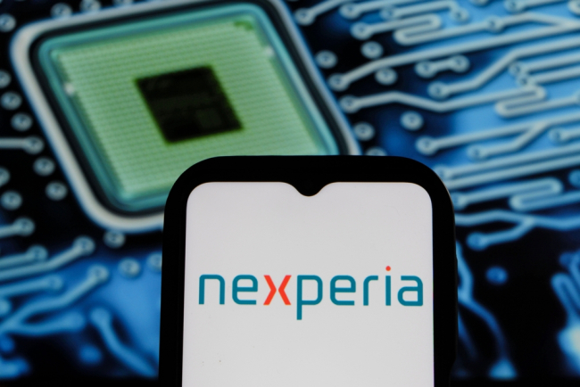 Logo Nexperia affiché sur un smartphone
