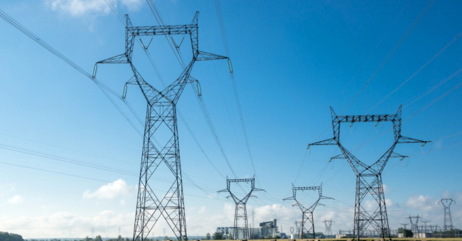 Pylône de lignes à haute-tension près d'une centrale