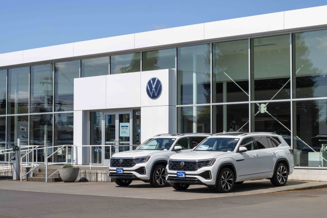 Vue extérieure d'un magasin de concessionnaires Volkswagen à Beaverton, Oregon. Avril 2025