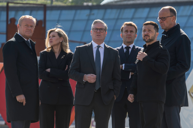Le président français Macron, le Premier ministre britannique Starmer, le chancelier allemand Merz, le Premier ministre polonais Tusk, le président ukrainien Zelensky et Olena Zelenska sur la place de l'Indépendance Kiev Ukraine, le 10 mai 2025