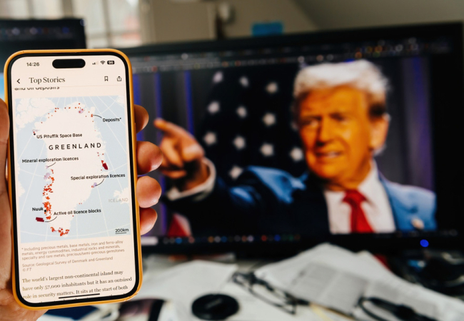 Donald Trump pointant du doigt le Groenland