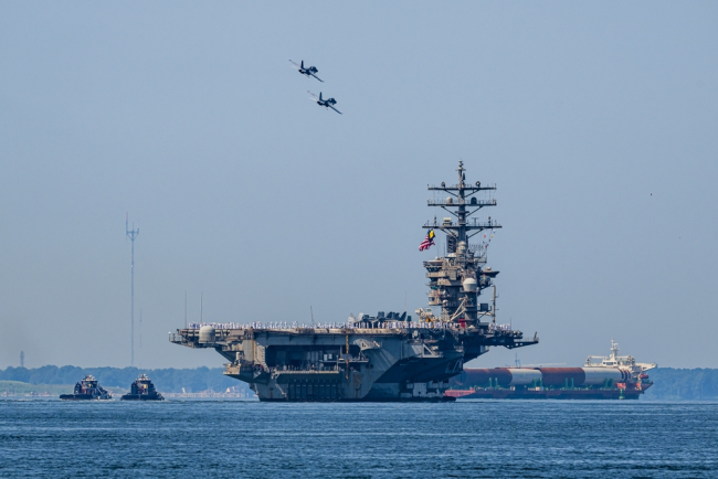 Hampton, Virginie - États-Unis - 14 juillet 2024 : USS Dwight D Eisenhower, CVN 69, revient pour la station navale Norfolk après un déploiement de 9 mois
