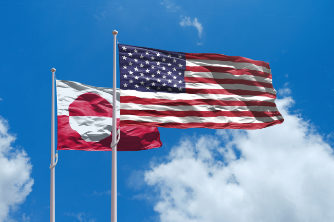 Drapeaux américains et groenlandais au-dessus du ciel bleu
