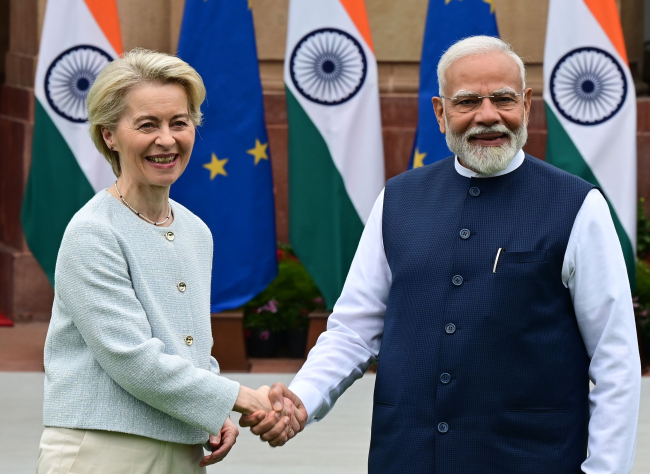 Le Premier ministre Narendra Modi s'entretient avec la présidente de la Commission européenne, Ursula von der Leyen, à New Delhi, en Inde, le 28 février 2025.
