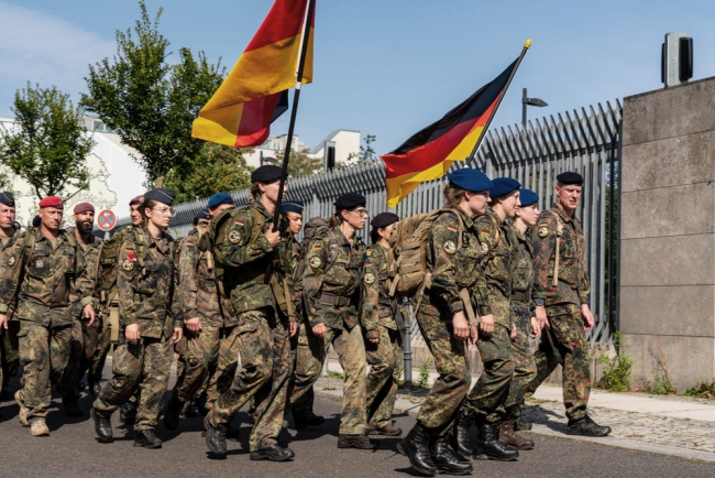 Berlin Allemagne 22 août 2024 : La Bundeswehr commémore les soldats tués au combat par une marche commémorative. Arrivée du cortège au bloc Bendler.