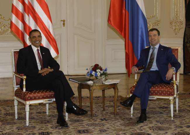 Les présidents Obama et Medvedev après la signature du traité New START. Prague, 8 avril 2010