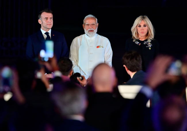 Premier ministre Narendra Modi, le président français Emmanuel Macron et la Première Dame Brigitte Macron lors du lancement conjoint de l'Année de l'Innovation Inde-France 2026 à l'emblématique Gateway of India, le 17 février 2026 à Mumbai, en Inde.