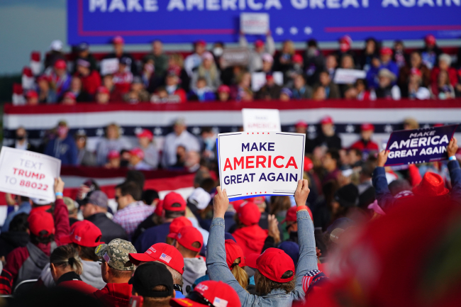 Partisans de Donald Trump brandissant des pancartes “Make America Great Again” lors d’un meeting de campagne à Mosinee (Wisconsin), 17 septembre 2020.