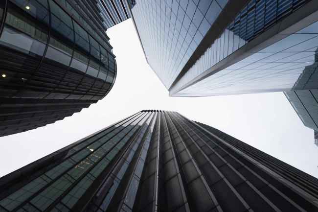 Vue de dessous de vitrines d'entreprises