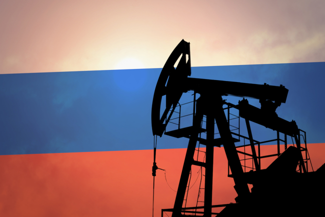 Pompe à pétrole sur fond de drapeau de la Russie