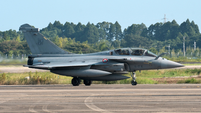 Un Rafale de l'Armée de l'air et de l'Espace française arrive à la base aérienne de Nyutabaru, dans la préfecture de Miyazaki, au Japon, le mercredi 26 juillet 2023.