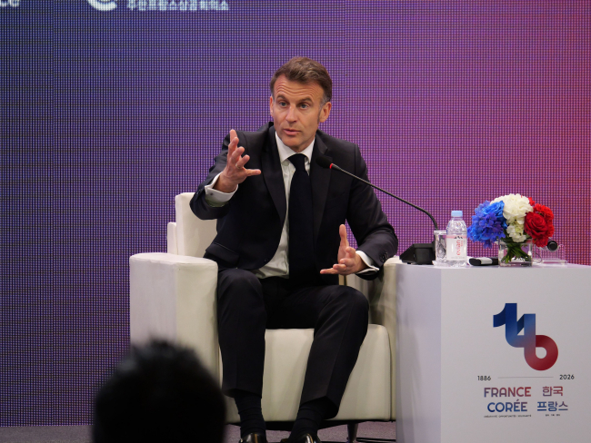 Le président français Emmanuel Macron s’exprime lors d’une table ronde au 3ᵉ Dialogue économique franco-coréen, organisé à Séoul, en Corée du Sud, le vendredi 3 avril 2026.
