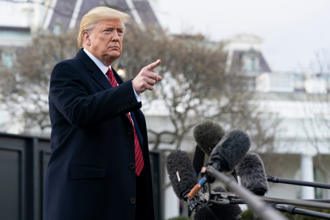 Donald Trump s’adresse à des membres de la presse à la Maison-Blanche