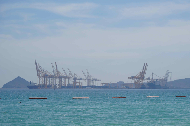 Khor Fakkan, Sharjah, Émirats Arabes Unis - 19 avril 2023 : Vue du golfe d'Oman et du port de Khorfakkan depuis le rivage de la ville de Khor Fakkan en avril.