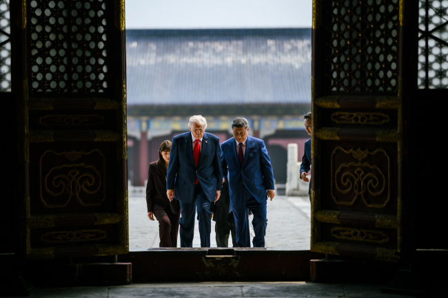 Xi Jinping et Donald Trump visitent le Temple du Ciel, à Pékin, le 14 mai 2026.