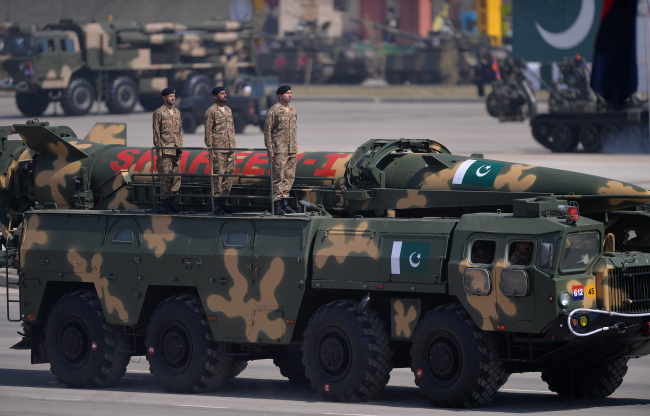 Missiles balistiques pakistanais à portée intermédiaire exposés à Karachi en 2008