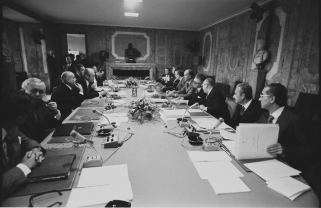 Sommet de Rambouillet (G6), 15 novembre 1975. Le président américain Gerald Ford entouré de dirigeants étrangers dans la salle des Marbres du château de Rambouillet.