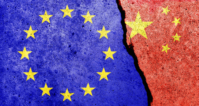 Drapeaux de l'Union Européenne et de la Chine.