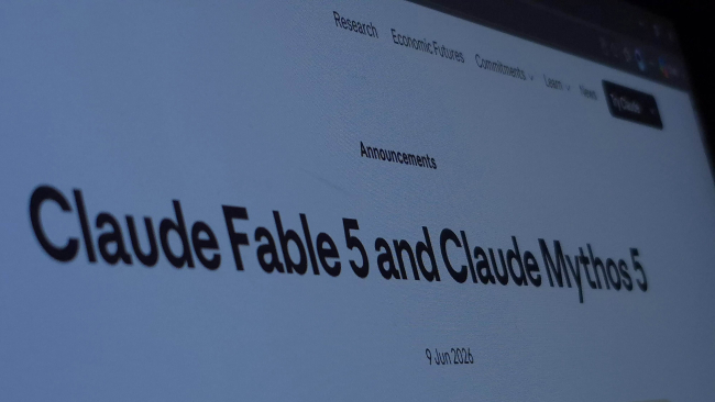 Le logo de Claude Fable affiché sur l'écran d'un smartphone