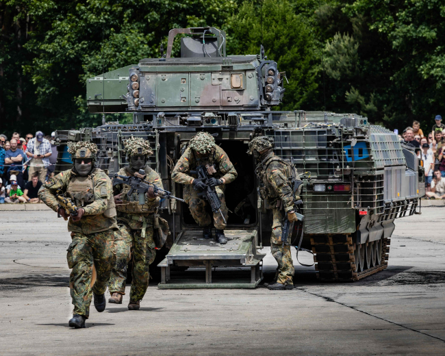 Weiden, Allemagne - 06 juin 2026 : Lors de la Journée de la Bundeswehr, des Panzergrenadiere montrent le débarquement du véhicule de combat d'infanterie Puma