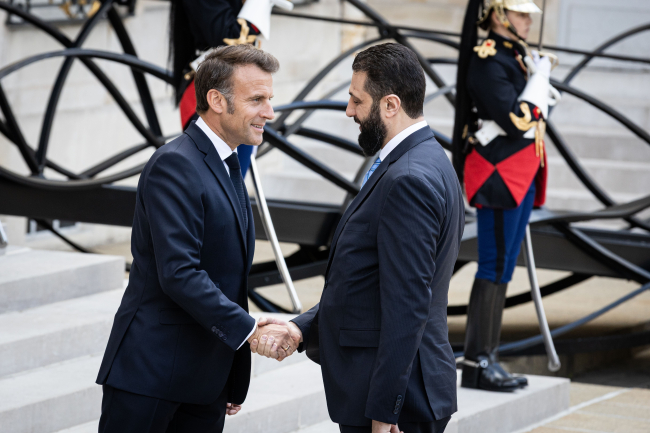 Emmanuel Macron reçoit le président de la Syrie, Ahmed al-Sharaa, au Palais de l’Élysée, à Paris, le 7 mai 2025.