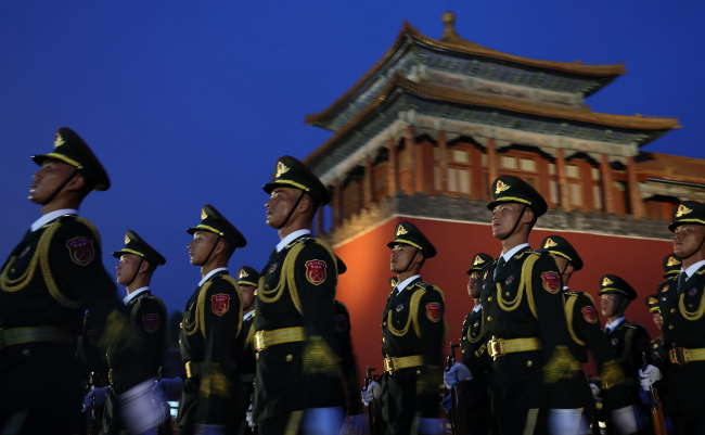 Des soldats chinois défilent sur la place Tiananmen, à Pékin, le 3 septembre 2025, lors d'un défilé militaire commémorant le 80e anniversaire de la victoire sur le Japon et la fin de la Seconde Guerre mondiale.