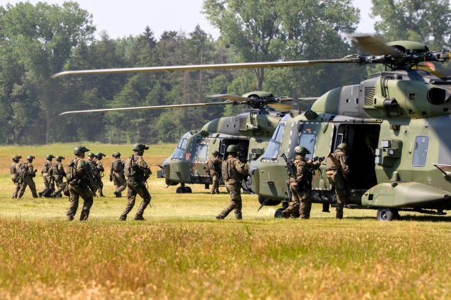 Des soldats de l'armée allemande entrent dans deux hélicoptères NH90 dans une zone d'atterrissage. Buckeburg, Allemagne