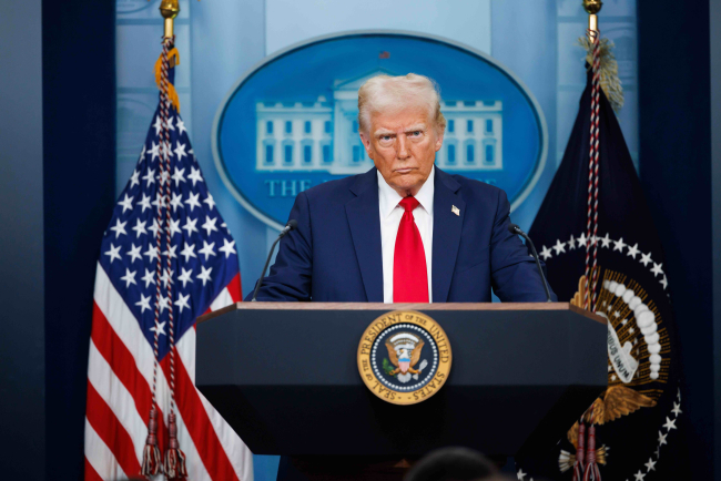 WASHINGTON - 30 janvier 2025 : Le président Donald Trump s'exprime lors d'un point de presse à la Maison Blanche après qu'un hélicoptère Black Hawk est entré en collision avec le vol 5342 d'American Airlines par l'aéroport DCA