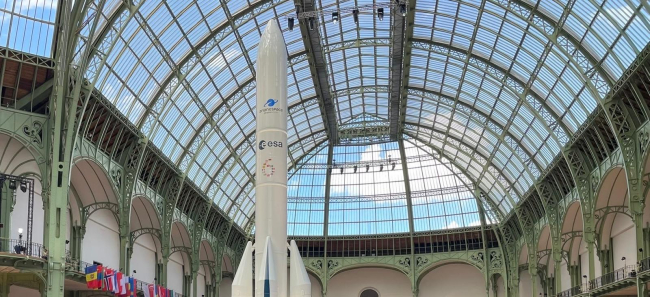 Maquette Ariane 6 sur la verrière du Grand Palais