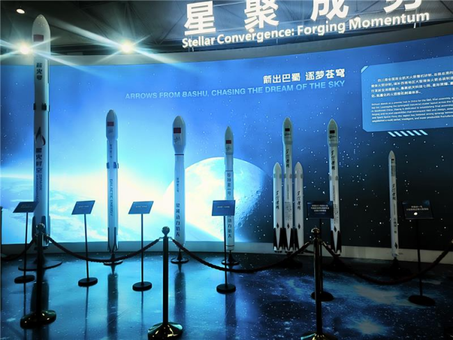 Stand de la région du Sichuan au China Space Conference 2026 à Chengdu, de gauche à droite, maquettes des modèles développés par Spark Aerospace ; Galactic Energy (Pallas-1 ; Ceres-2 ; Ceres-1) et iSpace (variantes Hyperbola-3 et Hyperbola-1)