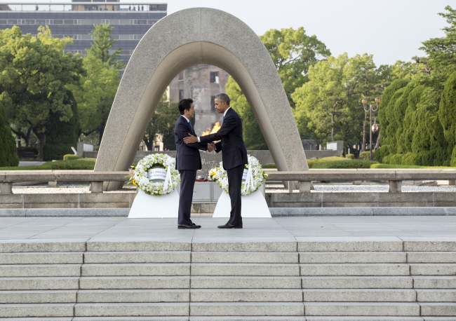 Le président américain Barack Obama et le Premier ministre japonais Shinzo Abe lors d’une cérémonie à Hiroshima en mai 2016.
