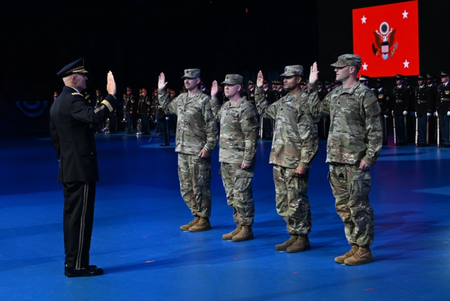 Général Randy A. George, chef d’état-major de l’armée de Terre américaine, fait  prêter serment à quatre nouveaux lieutenants-colonels lors d’une cérémonie de  commissionnement du Detachment 201 : l’Executive Innovation Corps (EIC)