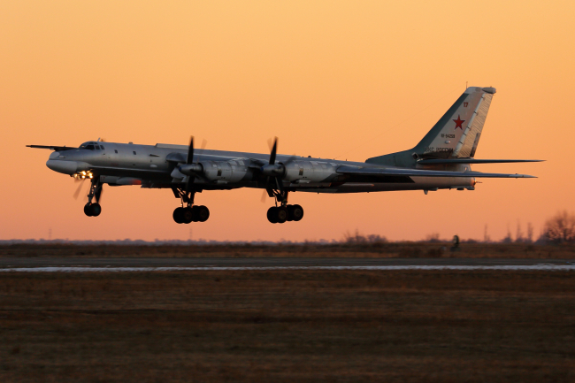 Engels, région de Saratov, Russie – 20 octobre 2019 : un bombardier stratégique Tupolev Tu-95MS de l'armée de l'air russe atterrissant à la base aérienne d'Engels