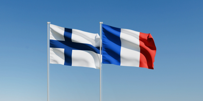 Drapeaux de Finlande et de France et ciel bleu clair