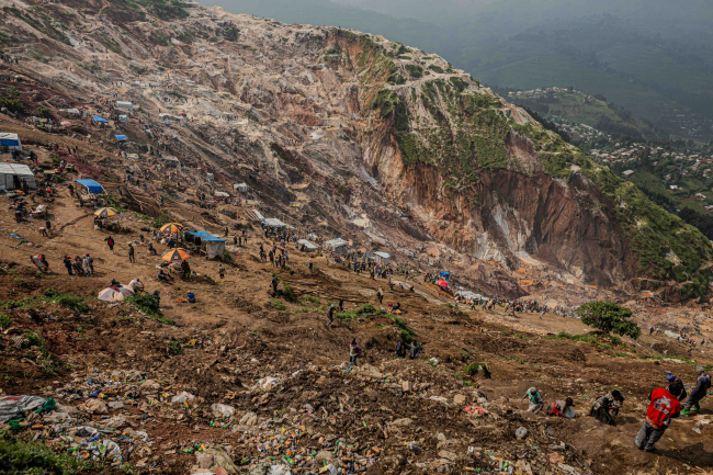 Des mineurs artisanaux au travail à Rubaya, en RDC. 