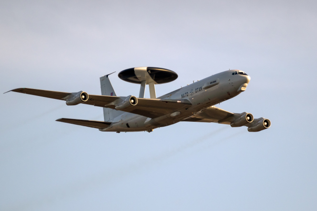 Un avion radar AWACS Boeing E-3 Sentry de l’OTAN effectue un survol à basse altitude lors du Sanice Sunset Airshow (Belgique, 13 septembre 2019) 