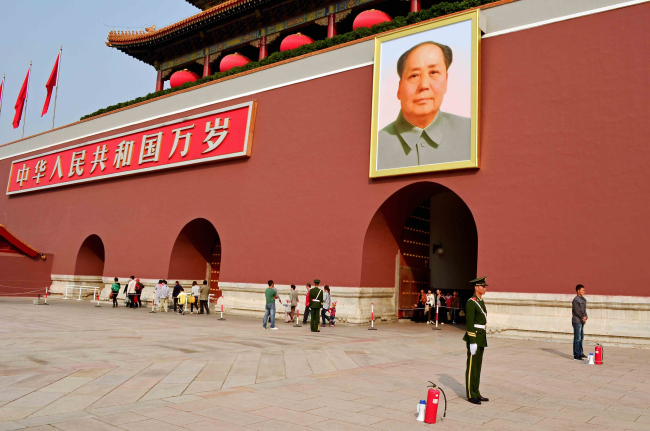 Place Tian’anmen, Pékin, Chine, 10 juillet 2011. Un garde rouge au sommet de la porte de Tian’anmen.
