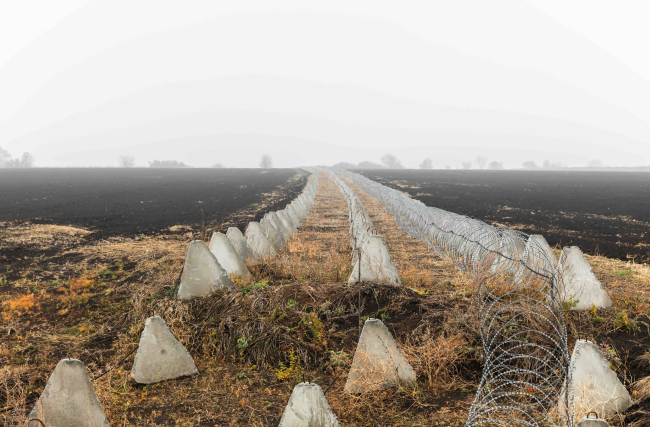 Fortifications de dents de dragon et barbelés dans la région de Kharkiv, en Ukraine, pendant la guerre russo-ukrainienne