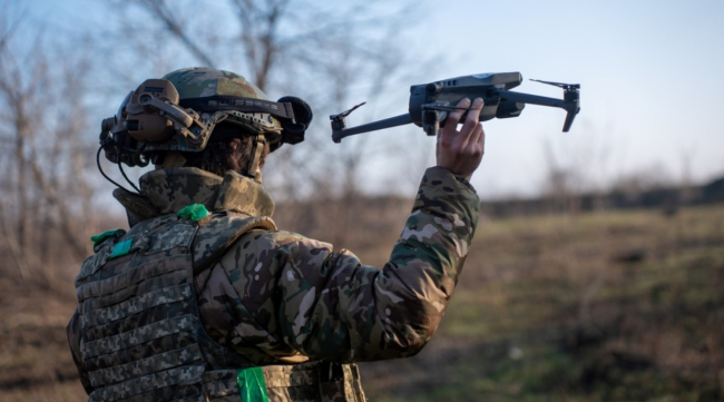 Soldat ukrainien en camouflage avec un petit drone, 25 mai 2025