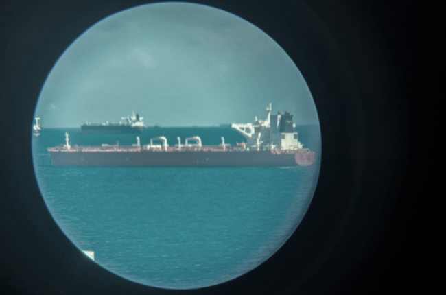 Navire-citerne sans identification visible, probablement de la "flotte fantôme"