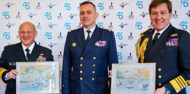 Les trois chefs d'état-major des marines américaine, française et britannique lors de la Conférence navale de Paris en janvier 2023