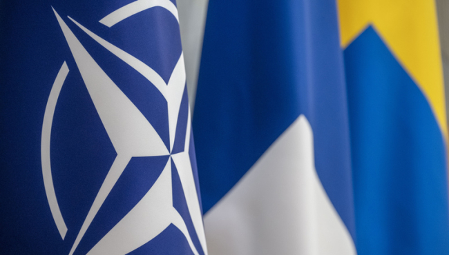 Drapeaux de l'OTAN, de la Finlande et de la Suède